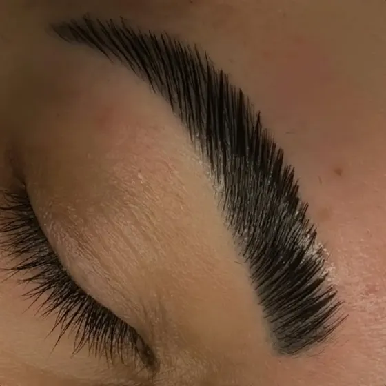Sobrancelha com brow lamination: fios alinhados e penteados
